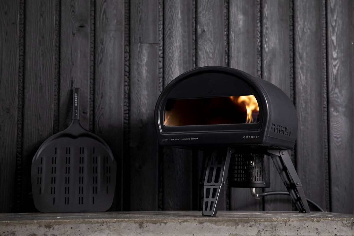 Gozney Roccbox Pizzaofen mit Abdeckhaube und Roccbox Pizzawender