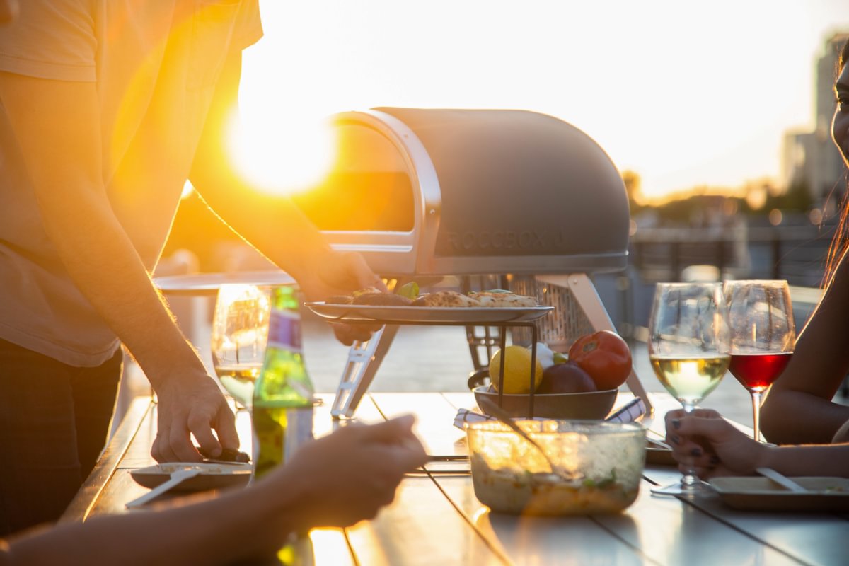 Gozney Roccbox Pizzaofen mit Abdeckhaube und Roccbox Pizzawender